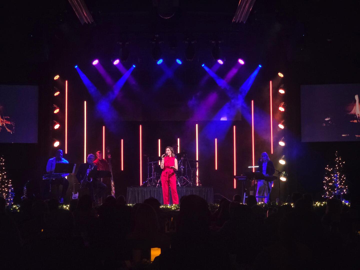 Live performance with dynamic lighting effects